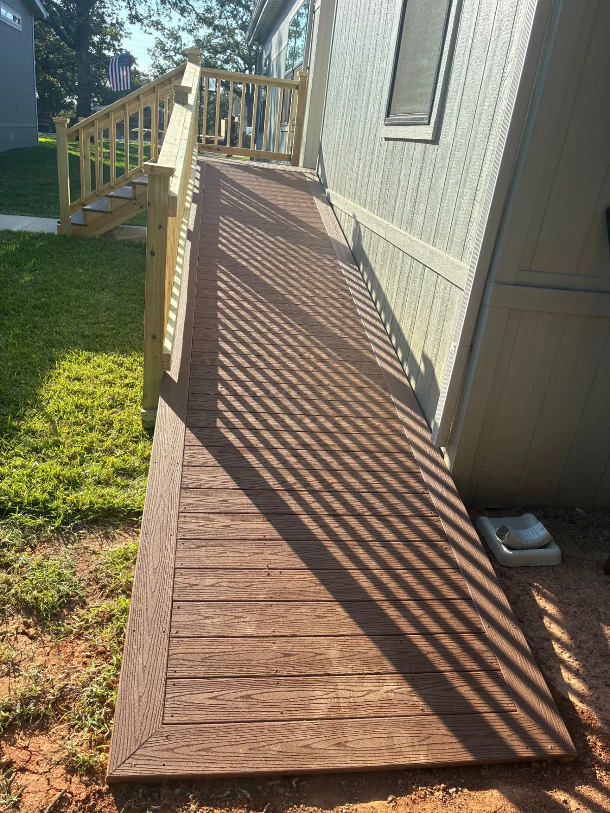 4x20 Fiberon Cabin composite ramp along the side of a house, built by BenchMark Decks in Fort Worth, Texas